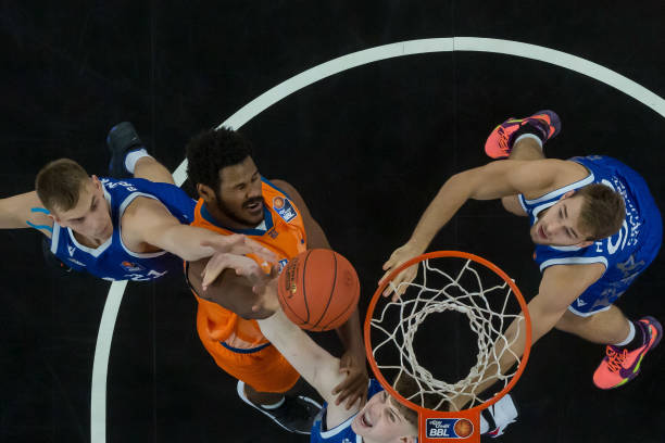 卡拉格：你问我菲利克斯踢什么位置？我请问他要在哪换衣服呢